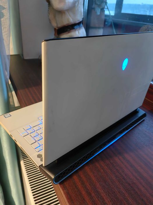 Alienware m17 r2 i9