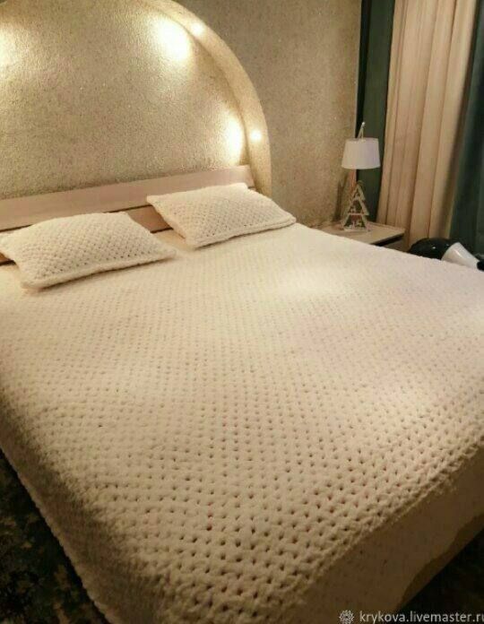 Qolbola yumshoq pled va dekorativ yostiqlar — yangi