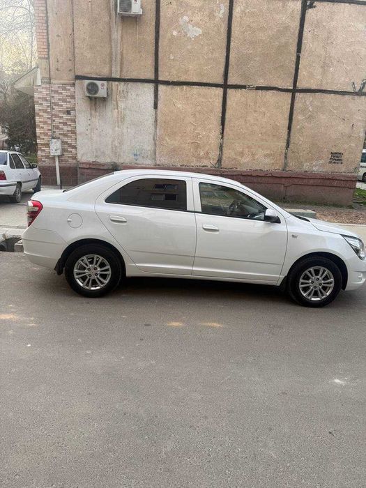 Продам кобалт ат 2022 год цвет белый,  метан