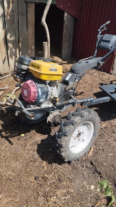 Vând motocultor de 16 cai și remorcuță