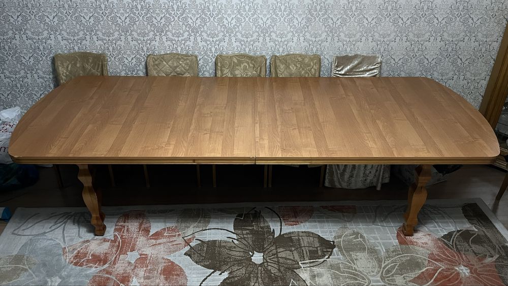 Стол из дерева для зала