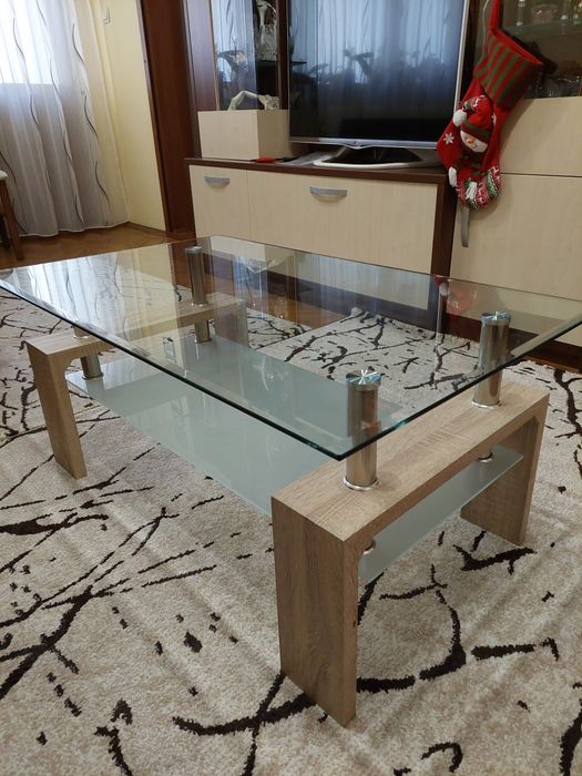 Холна маса от стъкло и дърво