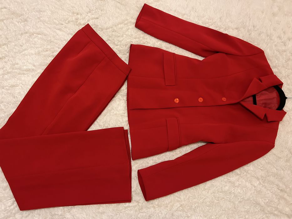 Елегантен дамски костюм в наситено червен цвят размер 42