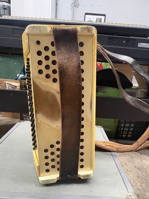 Acordeon Hohner Tango 2 cu 80 de basi potcoava clapa scurta