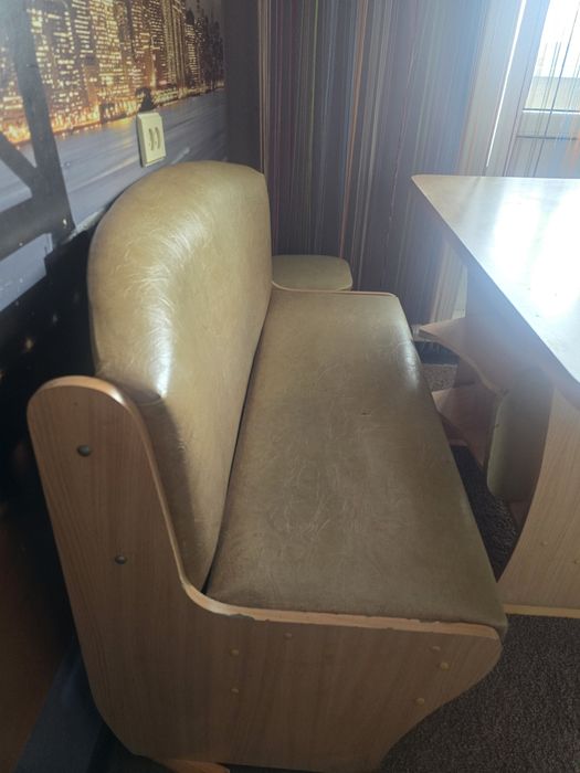 Продам кухонный стол и диванчик