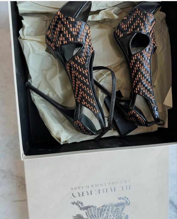 Оригинални обувки на висок ток на Burberry