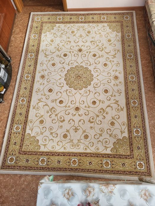 Ковёр плотный 2×3 б/у в отличном состоянии, чистый.