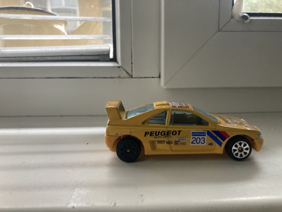 Количка Peugeot burago 1/43 made in Italy