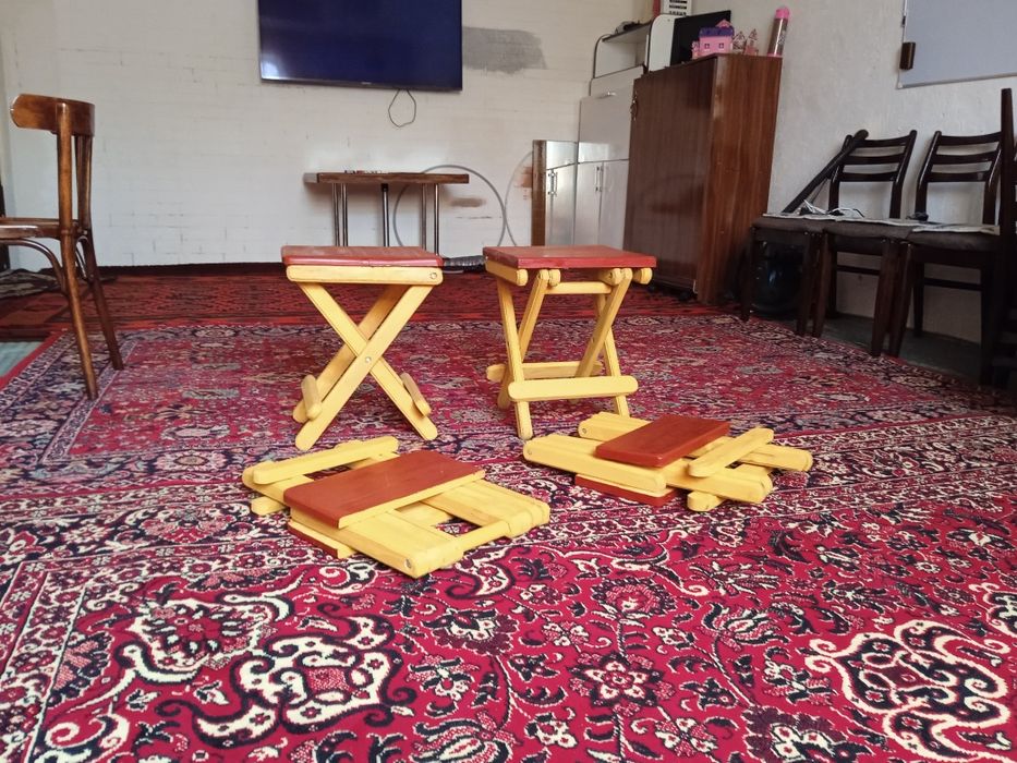 Раскладной табурет изготовлен вручную