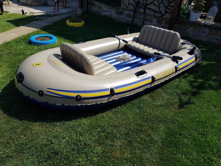 Надуваема лодка четириместна като нова