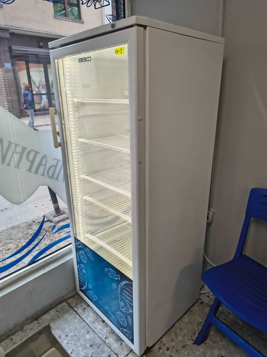Вертикална хладилна витрина BEKO
