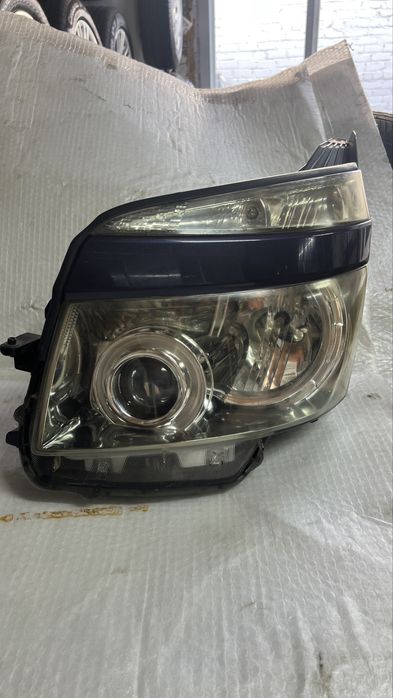Передние фары Тойота Вокси 2007