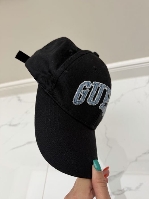 Дамска шапка guess