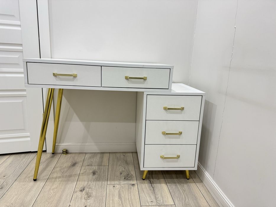 Туалетный столик для спальни .Б/у, но недолго пользовались