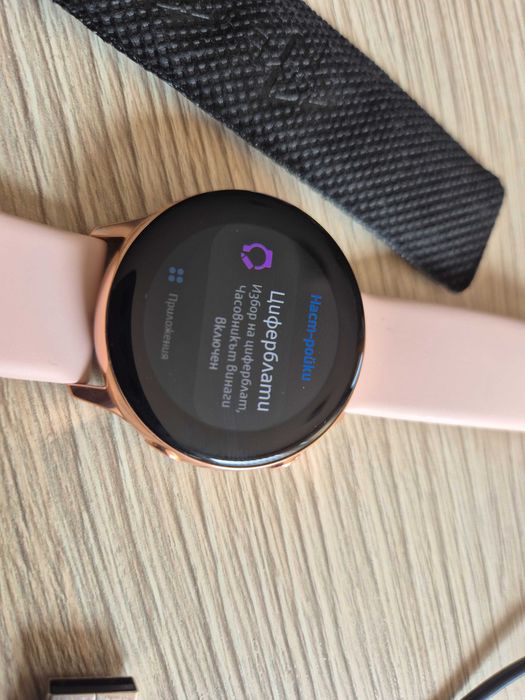 Продавам Смарт часовник Samsung Galaxy Watch Active (Rose Gold)