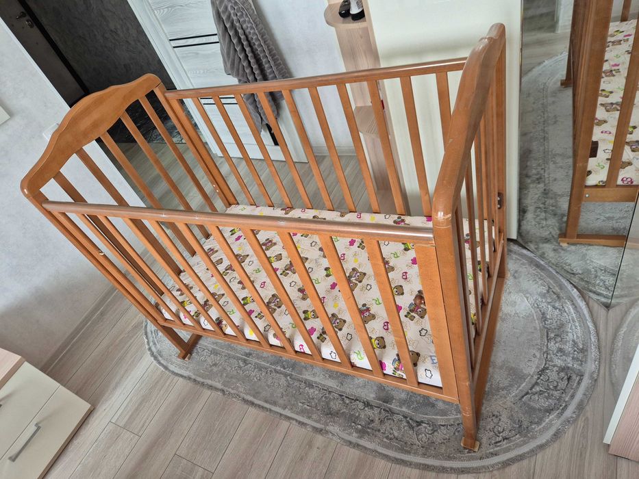 Продам детскую кроватку, со стульчиком + подарок