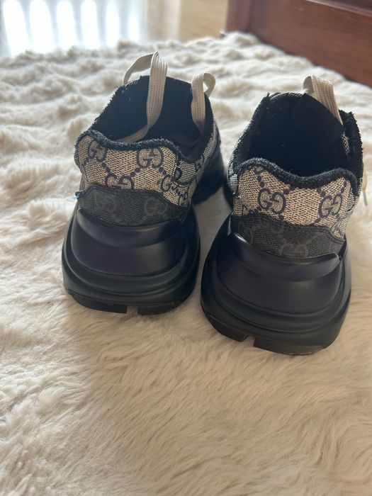 Обувки Gucci.