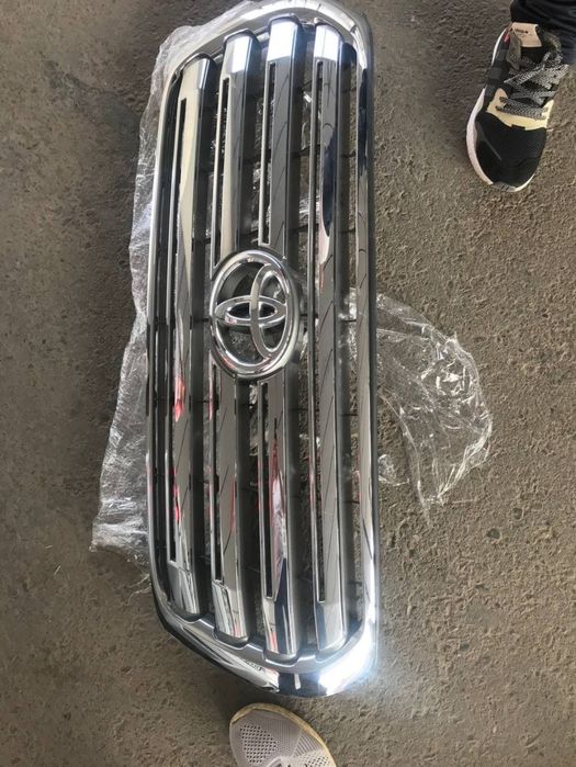 Кузовние запчасти на ленкрузер 200