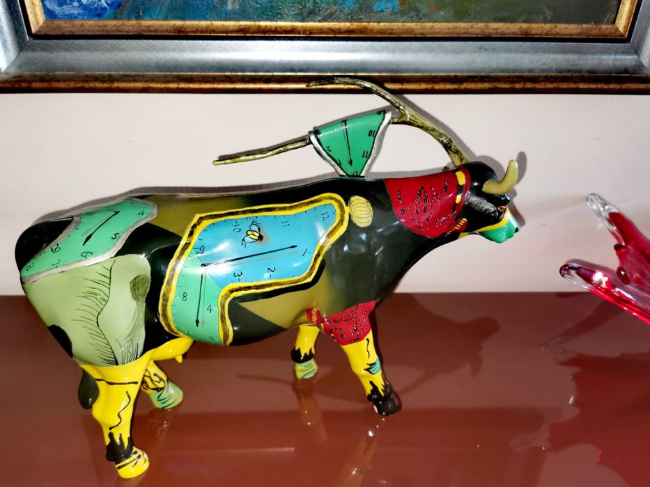 Парад на кравите CowParade Салвадор Каули крава арт фигура акрил колаж