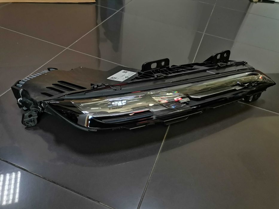 Десен Горен Фар BMW G70 i7 Crystal Swarovski Кристал Сваровски 9879936