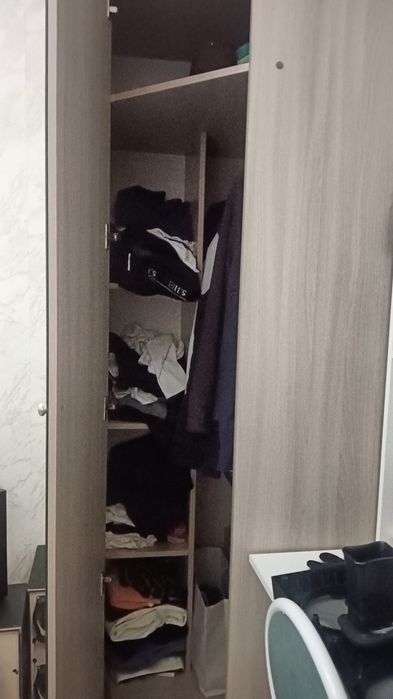 Шкаф угловой  ,очень удобный и вместительный