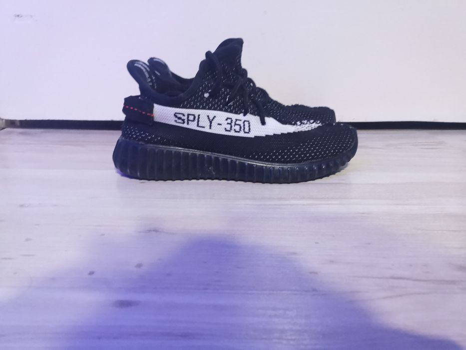Vând yezzy oreo mărimea 38,5