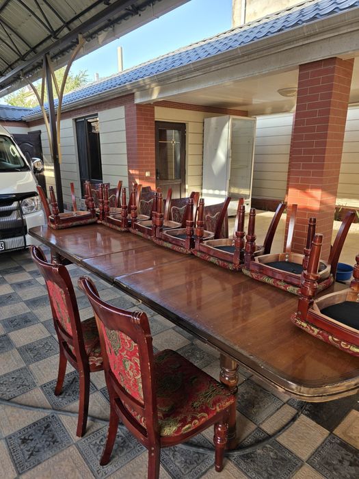 Для гостиной стол и стулья