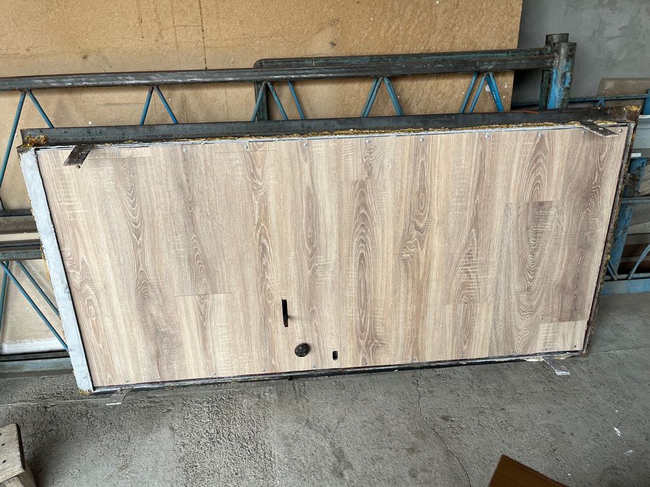 Пластик айна и темир есик