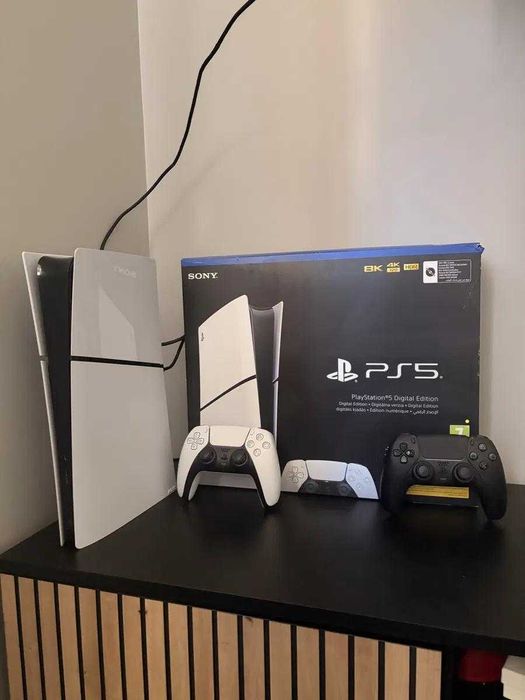 PlayStation 5 + 2 геймпада + игры