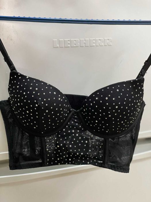 Чисто нов стилен черен топ с блестящи камъчета