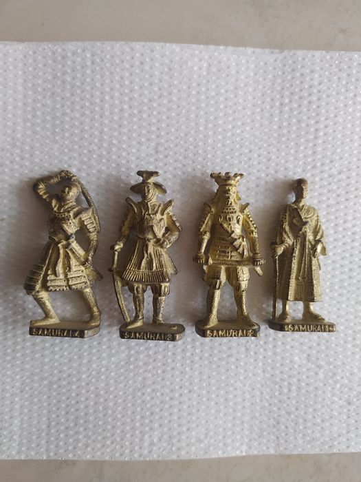 продавам колекции на фигурки от киндер на серии