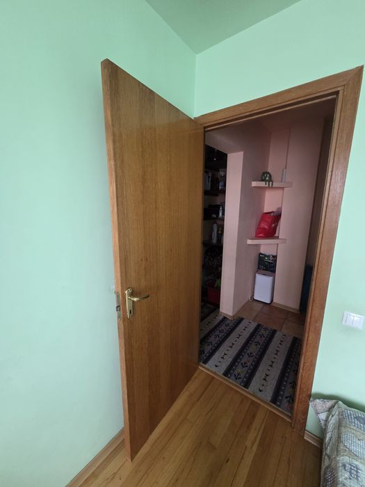 Ofer gratuit mobila si parchet de lemn
