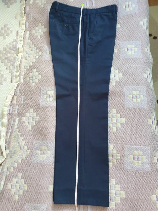 Продам школьные темно- синие  брюки на мальчика