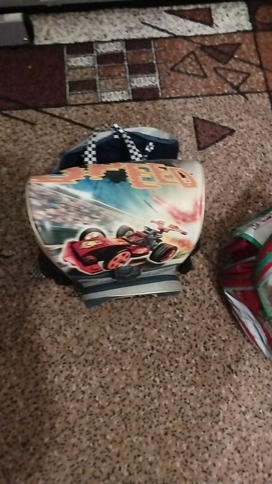 Продавам ученически раници и чантички