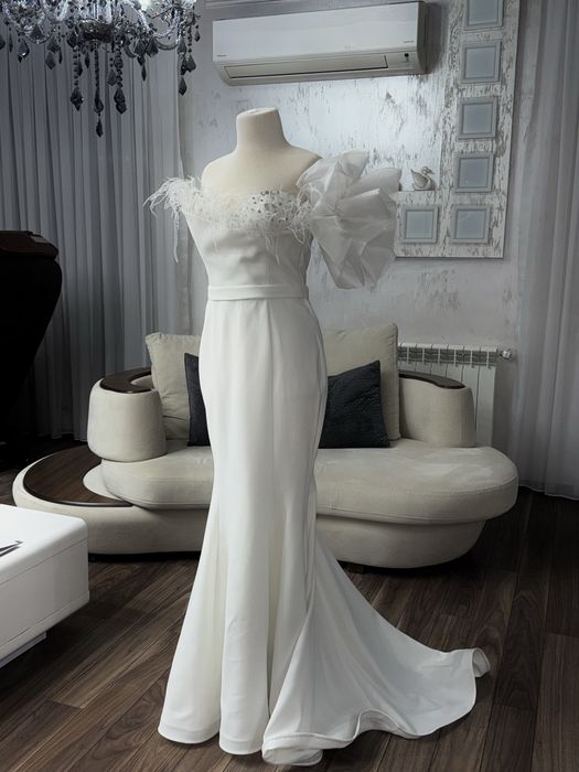 Луксозна елегантна рокля с пера и блясък