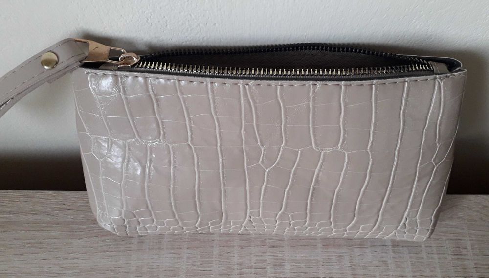 Нова малка бежова чанта