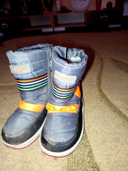 Продавам детски ботушки номер 26
