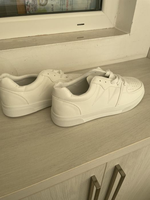Кроссовки новые, р. 40-41