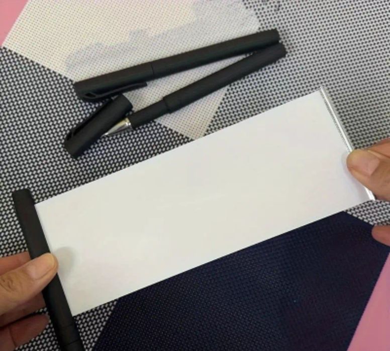 Un Stilou Neașteptat, Cu O Bandă De Hârtie Retractabilă, Penar Integra