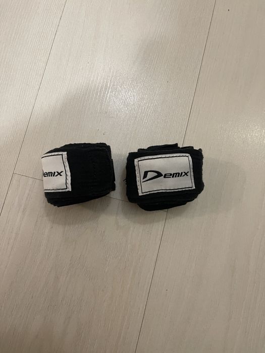 Продам перчатки и щитки на голень