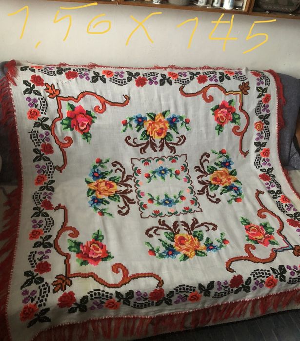 Față de masă cusută manual