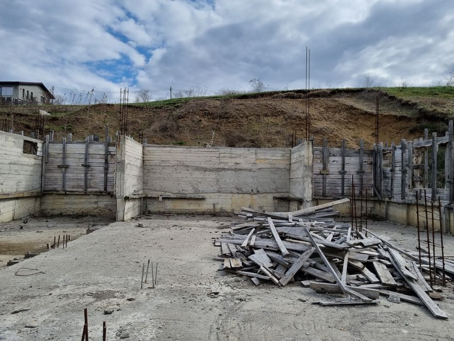 Teren 1050 mp cu casa în construcție