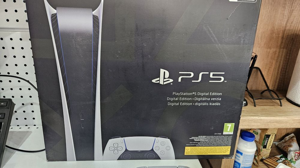 Плейстейшън 5 с два джойстика