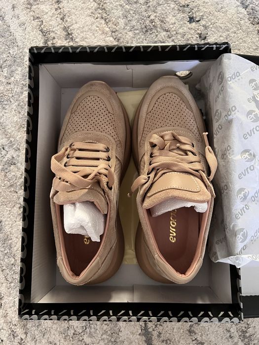 Продаю бежевые кроссовки