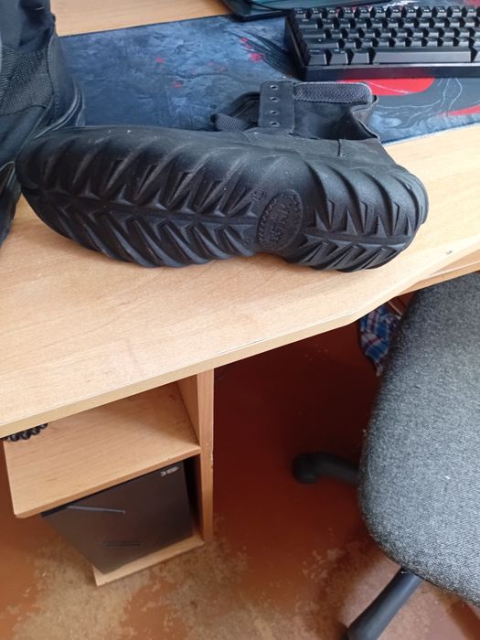 Продам срочно  берцы новые,размер 40