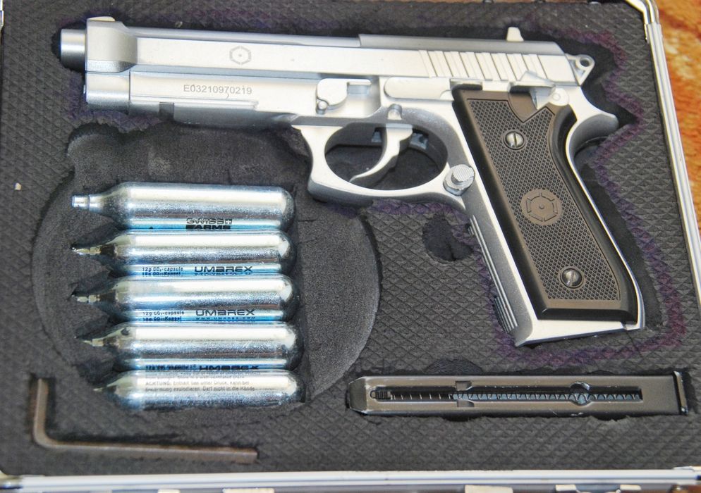 Replică airsoft BerettaPT 92  Cyber Gun
