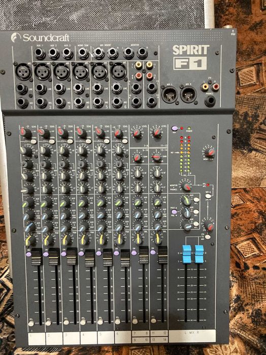 Mixer  Soundcraft Spirit F-1