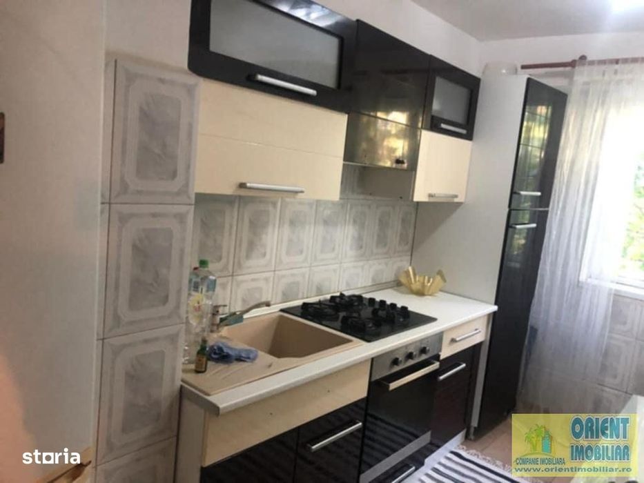Tomis Nord, de inchiriat 3 camere, decomandat, gaze, mobilat