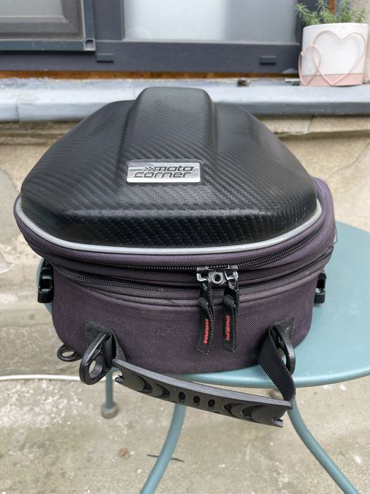 Vînd geantă moto,capac fibră carbon.