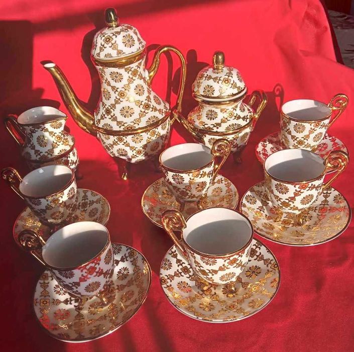 Сервиз за кафе с много позлата